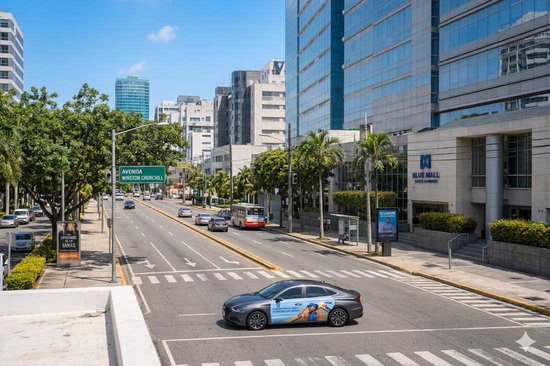 Vehículo rotulado en avenida de Santo Domingo